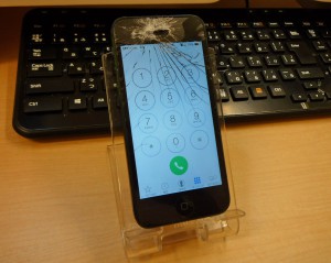 iPhone 5のガラス交換と効きが悪いスリープボタンを一緒に修理しました～