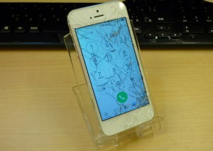 ガラスがバキバキに割れてしまったiPhone 5 修理完了しました。クイック名古屋