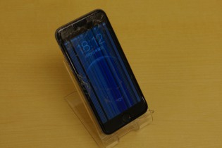 iPhone液晶割れ～その10～液晶にストライプ状のタテジマが、、、♪アイフォン修理のクイック_名古屋駅前_名駅店