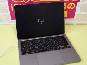 MacBook Air M1 2020の内部バッテリー交換作業の様子