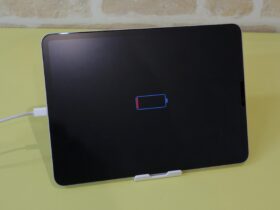 iPad Pro 11インチ 分解修理中の内部構造とドックコネクタ部品