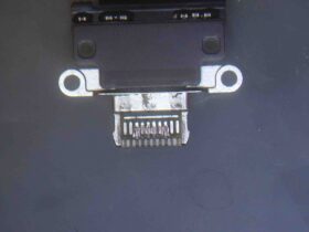 iPad Pro 11インチ 分解修理中の内部構造とドックコネクタ部品