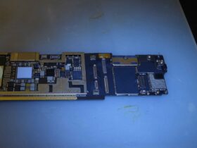 顕微鏡下でのiPad Pro 11 基板修理・回路修復作業の様子
