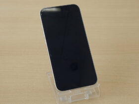 iPhone 14の水没修理で内部を丁寧に洗浄・乾燥させている様子