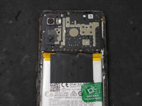 OPPO A55s 5Gの内部。水没による腐食が見られるメイン基板の状態