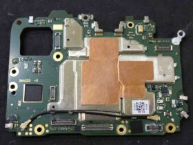 OPPO A55s 5Gの内部。水没による腐食が見られるメイン基板の状態