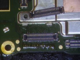 顕微鏡下での回路修復を行っているOPPO A55sの基板