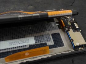 POCO X3 GT内部の基板保護カバーと固定ネジの位置