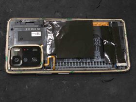 POCO X3 GTのバッテリー交換作業の様子と新しいバッテリーBM57