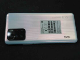 POCO X3 GTのバッテリー交換作業の様子と新しいバッテリーBM57