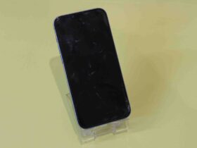 映らなくなった真っ暗なiPhone 14と、修理後に鮮やかに画面が点灯した状態の比較