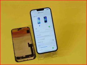 映らなくなった真っ暗なiPhone 14と、修理後に鮮やかに画面が点灯した状態の比較