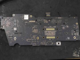 MacBook Pro A2338のロジックボード基板修理の様子
