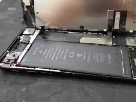 iPhone 7の内部清掃とバッテリー交換作業の様子（クイック名古屋）