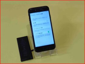 iPhone 7の内部清掃とバッテリー交換作業の様子（クイック名古屋）