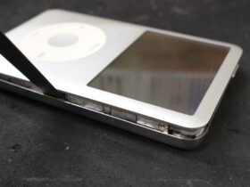 屈強なiPod Classicの分解過程