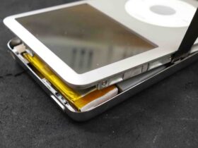 屈強なiPod Classicの分解過程