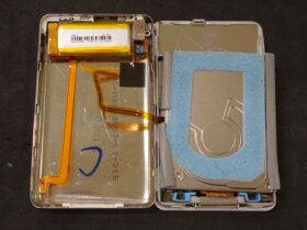 屈強なiPod Classicの分解過程