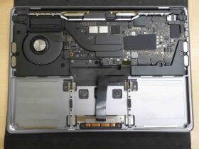 クイック名古屋で行うMacBook Proの安全なバッテリー交換作業風景