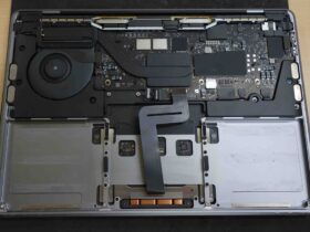 MBP A2338の内部構造と劣化した純正バッテリーの取り外し作業