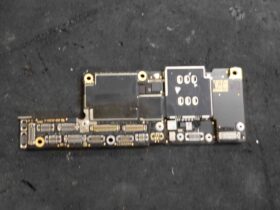 水没により起動しなくなったiPhone XS Maxの内部基板の腐食状態