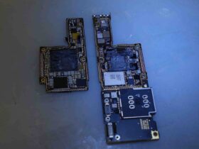 水没により起動しなくなったiPhone XS Maxの内部基板の腐食状態