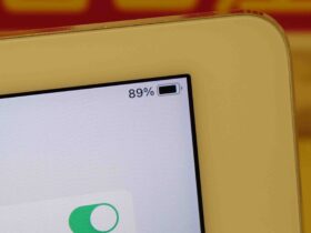 iPad Pro 12.9インチのドックコネクタ修理と内部バッテリー交換の作業風景