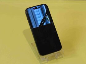 画面が激しく割れてタッチ操作ができなくなったiPhone15Proの修理前状態