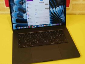 お酒をこぼしたMacBook Air 15インチ M5の分解クリーニング作業の様子