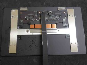 お酒をこぼしたMacBook Air 15インチ M5の分解クリーニング作業の様子