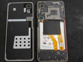 Galaxy A25のフロントパネル分解・画面交換修理の作業風景