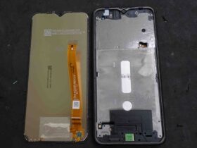 Galaxy A25のフロントパネル分解・画面交換修理の作業風景