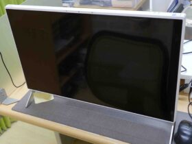 富士通 Esprimo FMVWE3F17Dの背面パネルを取り外し、マザーボードを露出させた分解写真