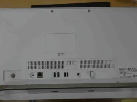 Esprimo FMVWE3F17Dのマザーボード上にある、破損・はんだクラックが発生したUSBポートの拡大写真