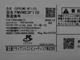 はんだごてを使用してEsprimo FMVWE3F17Dの基板上にあるUSB端子を修理・溶接している様子