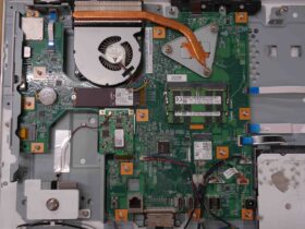 はんだごてを使用してEsprimo FMVWE3F17Dの基板上にあるUSB端子を修理・溶接している様子