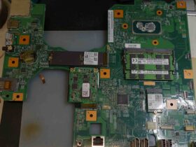はんだごてを使用してEsprimo FMVWE3F17Dの基板上にあるUSB端子を修理・溶接している様子