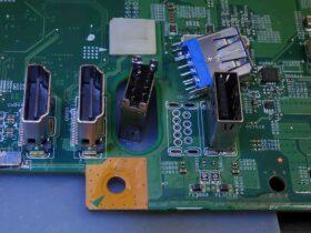 はんだごてを使用してEsprimo FMVWE3F17Dの基板上にあるUSB端子を修理・溶接している様子