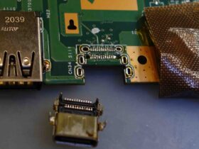 はんだごてを使用してEsprimo FMVWE3F17Dの基板上にあるUSB端子を修理・溶接している様子