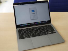 コーヒーをこぼしたMacBook Airを分解して内部の水没状態を確認している様子
