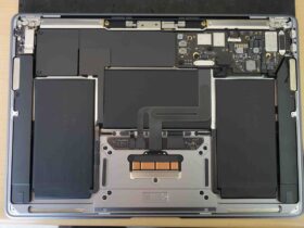 コーヒーをこぼしたMacBook Airを分解して内部の水没状態を確認している様子