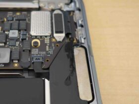 コーヒーをこぼしたMacBook Airを分解して内部の水没状態を確認している様子