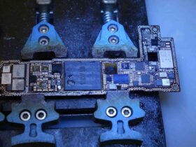 基板(ロジックボード)の顕微鏡写真や作業風景がある場合