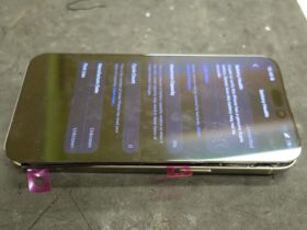 iPhone 15 Proの基板拡大。バッテリー端子付近のチップ部品破損箇所
