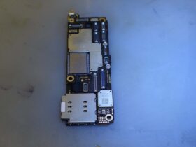 iPhone 15 Proの基板拡大。バッテリー端子付近のチップ部品破損箇所